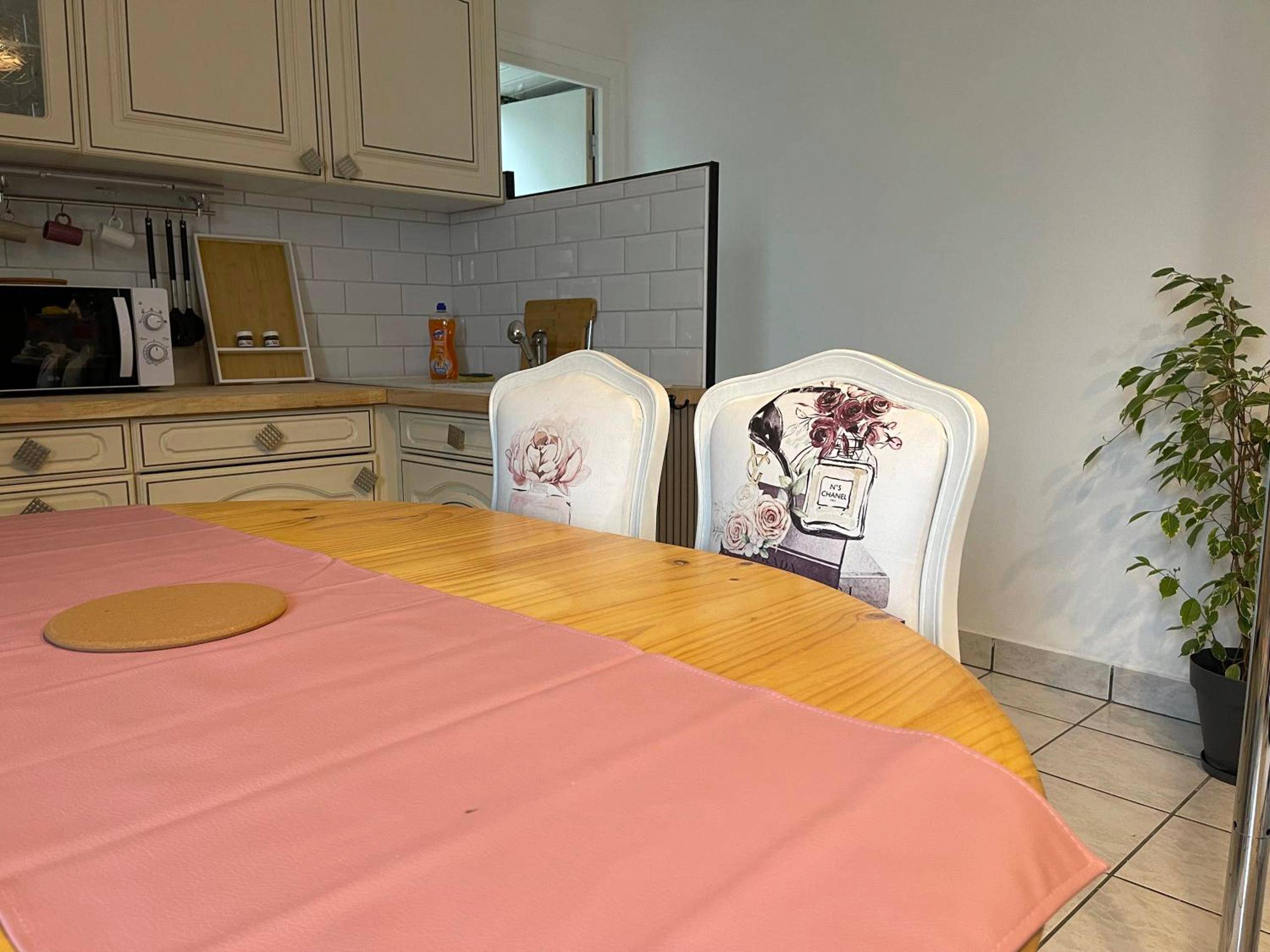 Coin repas avec table ronde et chaises décorées - Love Room : Lovely Room 61