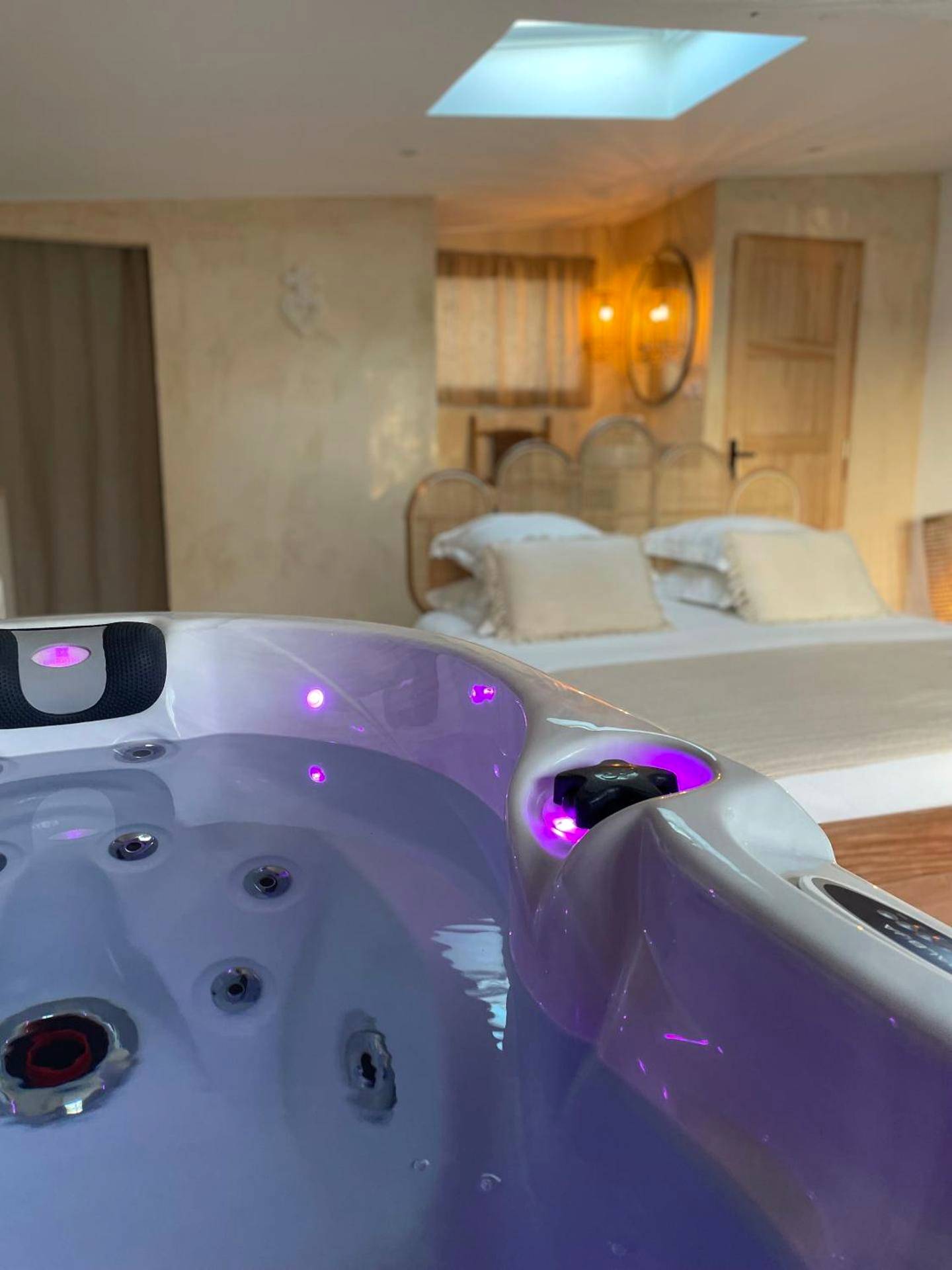 Jacuzzi avec vue sur le lit et puits de lumière - Love Room Aigues - Mortes - L'Écrin d'Aigues - Loveness Suite & Spa