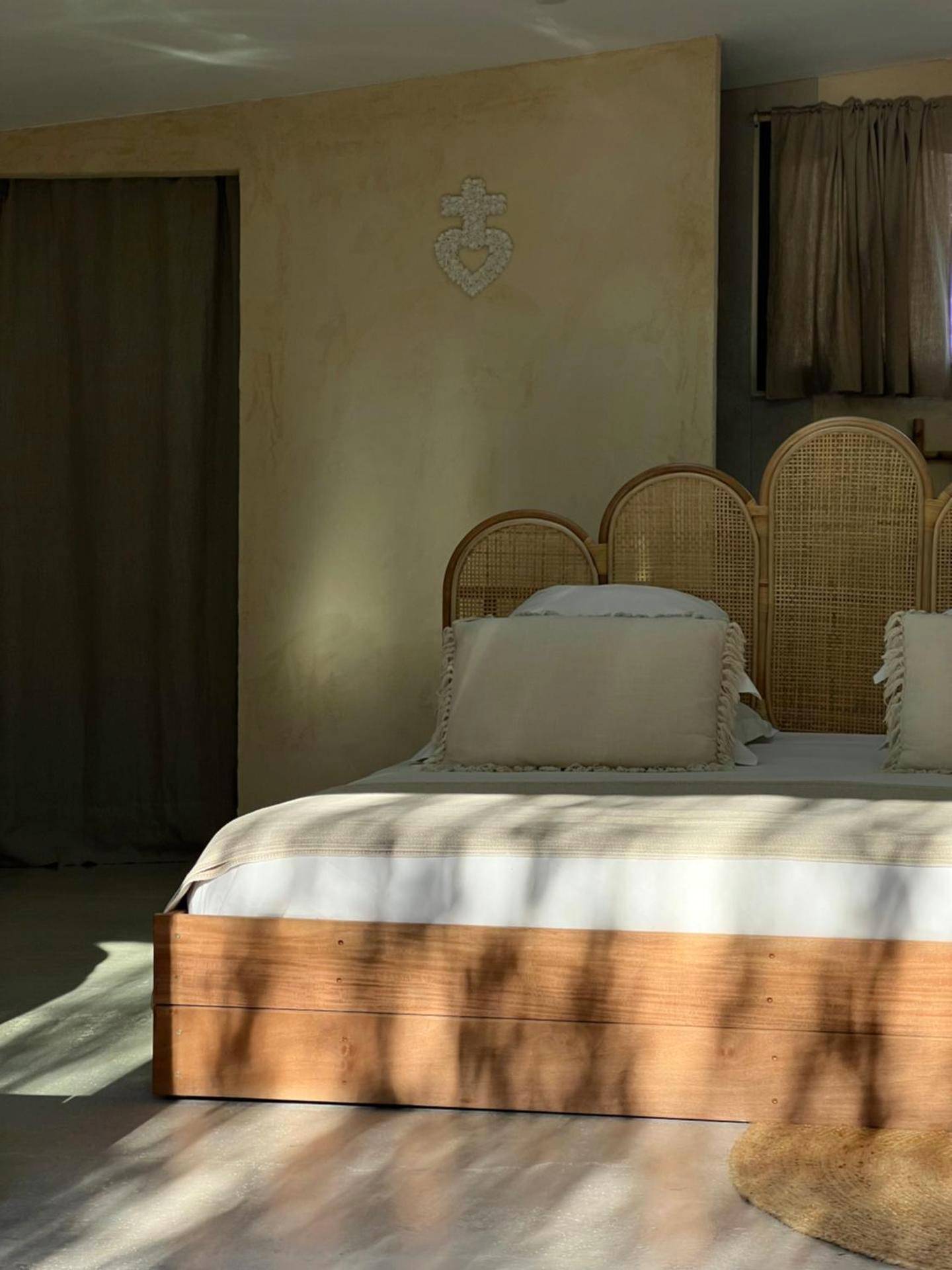Lit double avec tête de lit en rotin - L'Écrin d'Aigues - Loveness Suite & Spa