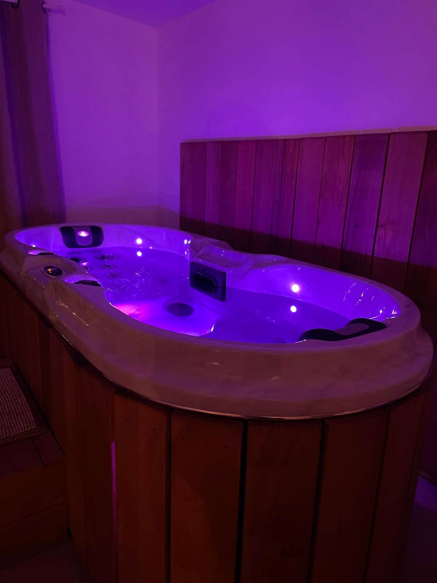 Baignoire balnéo avec éclairage violet - L'Écrin d'Aigues - Loveness Suite & Spa