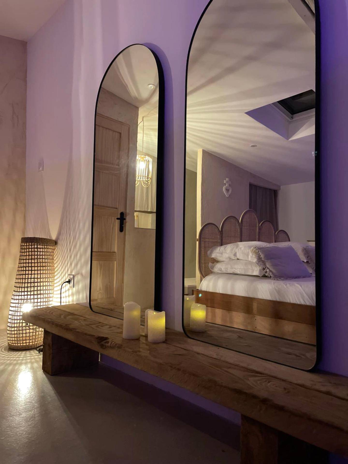 Grands miroirs arqués et bougies d'ambiance - L'Écrin d'Aigues - Loveness Suite & Spa