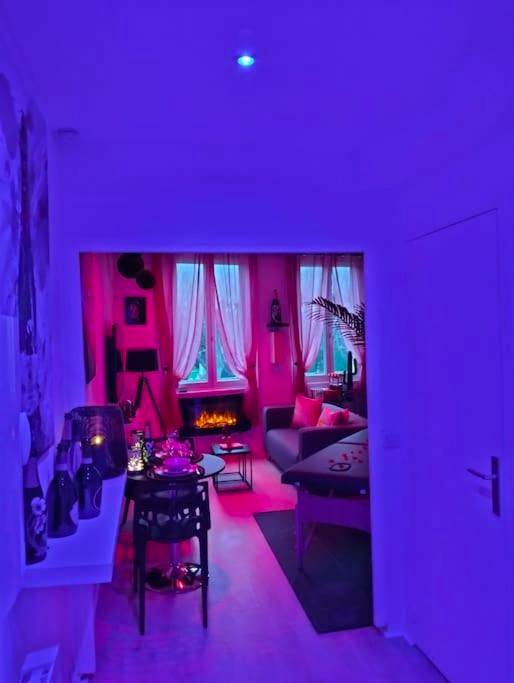 Salon avec cheminée et éclairage tamisé rose - LoVe & ReLaX