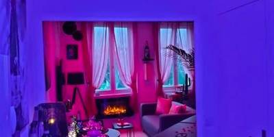 Salon avec cheminée et éclairage tamisé rose - LoVe & ReLaX