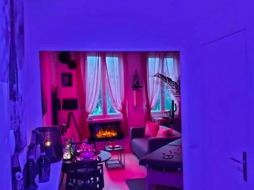 Salon avec cheminée et éclairage tamisé rose - LoVe & ReLaX