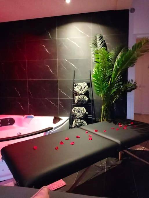 Table de massage avec pétales et jacuzzi - LoVe & ReLaX