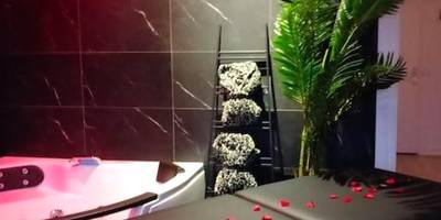Table de massage avec pétales et jacuzzi - LoVe & ReLaX