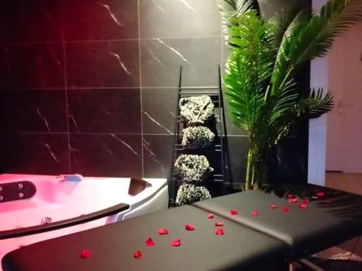 Table de massage avec pétales et jacuzzi - LoVe & ReLaX