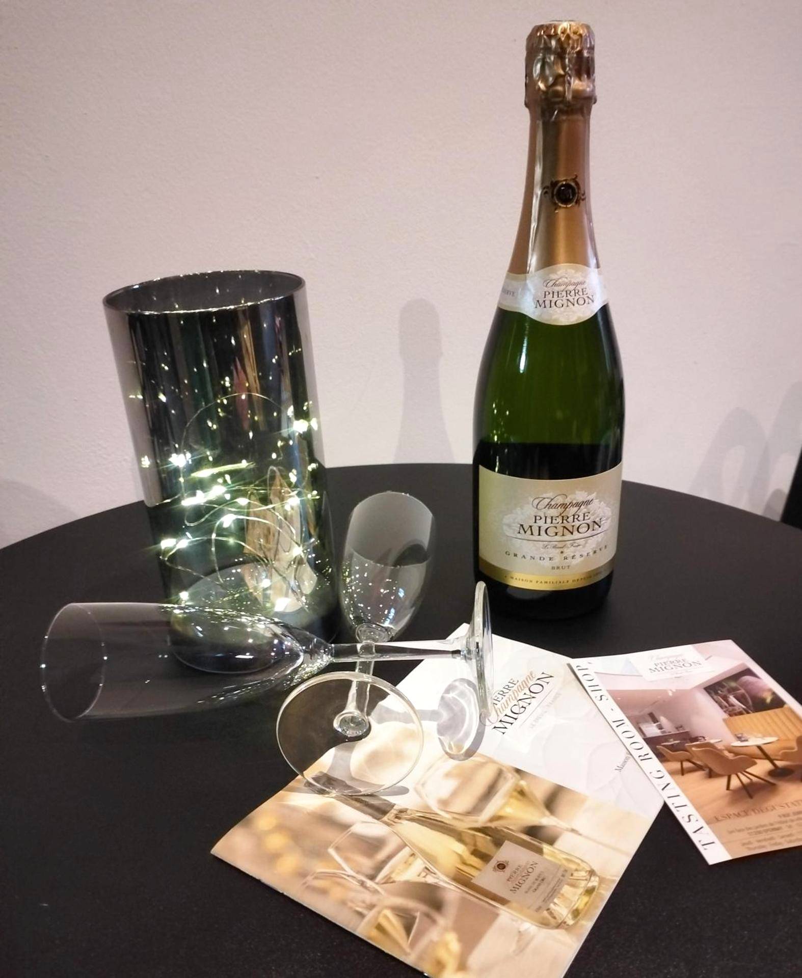 Bouteille de champagne et flûtes sur table - LoVe & ReLaX