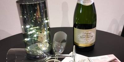 Bouteille de champagne et flûtes sur table - LoVe & ReLaX