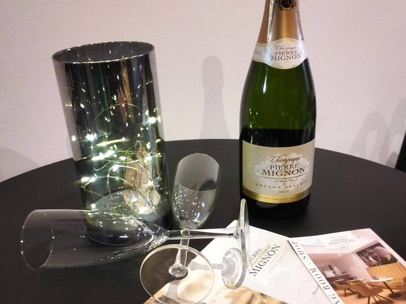 Bouteille de champagne et flûtes sur table - LoVe & ReLaX