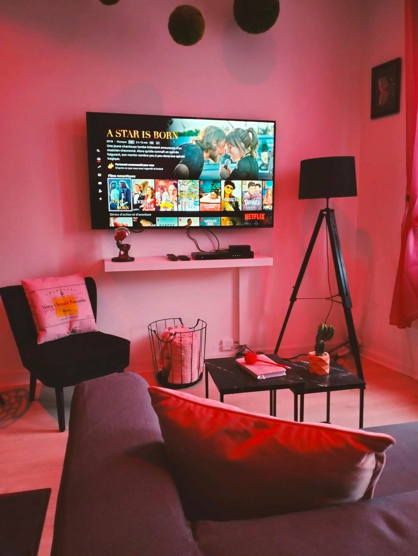Espace salon avec grand écran et accès Netflix - LoVe & ReLaX