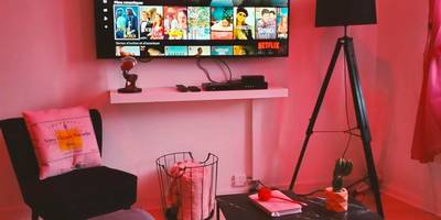 Espace salon avec grand écran et accès Netflix - LoVe & ReLaX