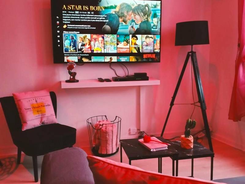 Espace salon avec grand écran et accès Netflix - LoVe & ReLaX
