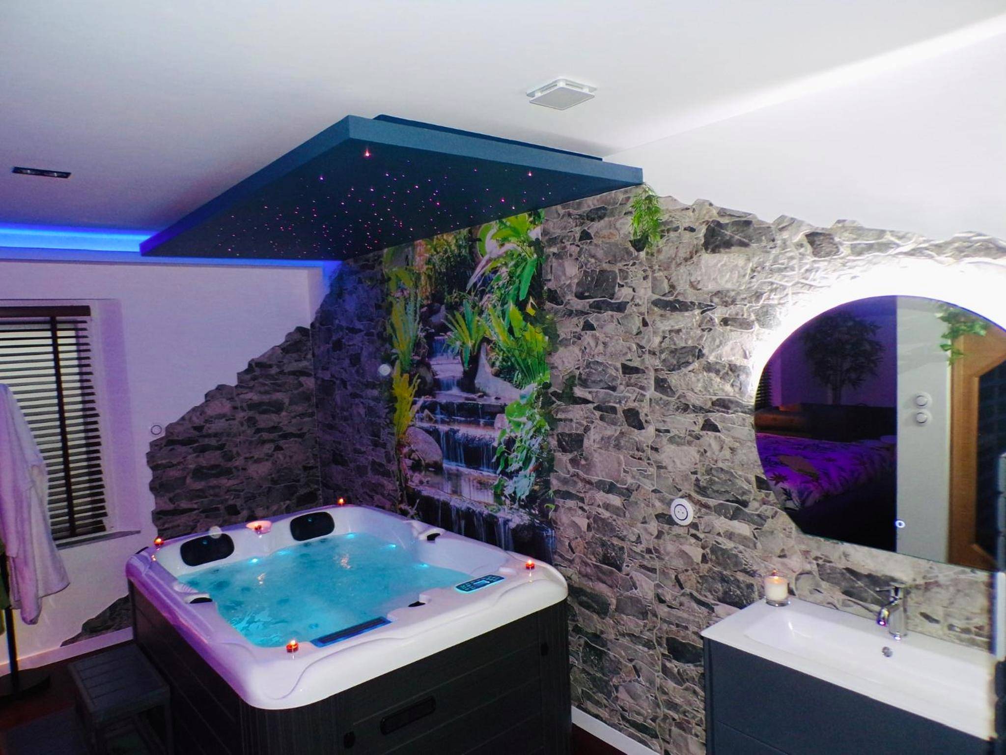 Jacuzzi privatif sous ciel étoilé lumineux - Loveroom 54