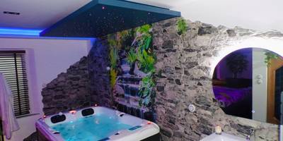 Jacuzzi privatif sous ciel étoilé lumineux - Loveroom 54