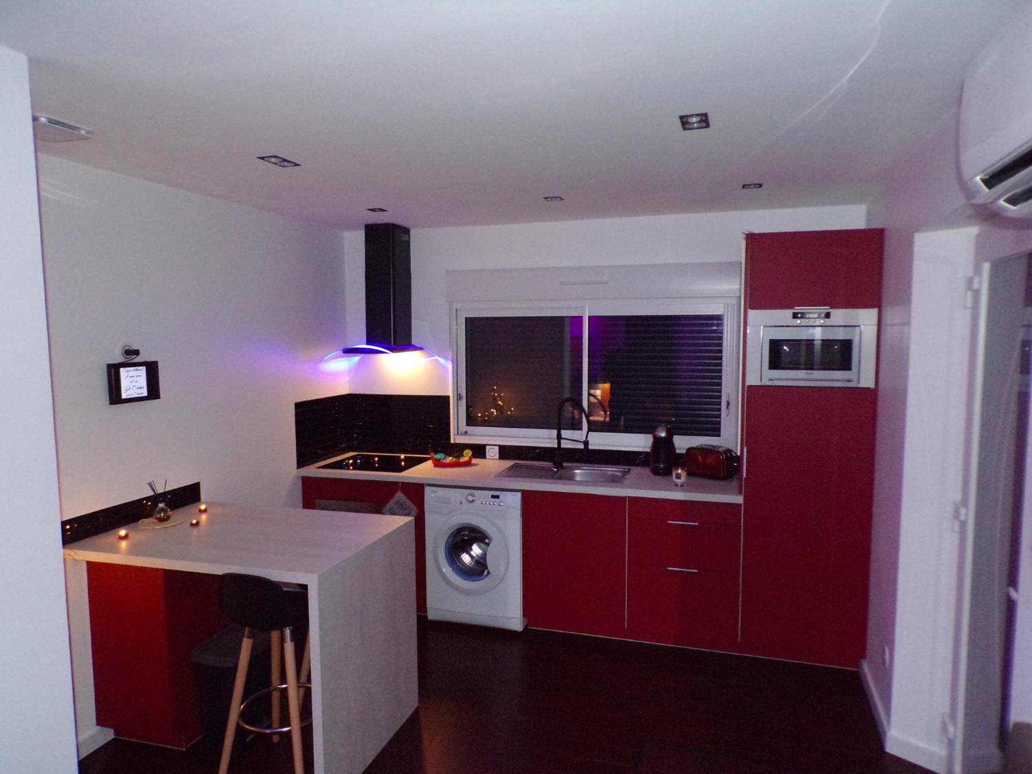 Cuisine équipée moderne aux tons rouges - Loveroom 54