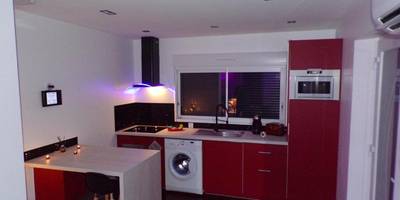 Cuisine équipée moderne aux tons rouges - Loveroom 54