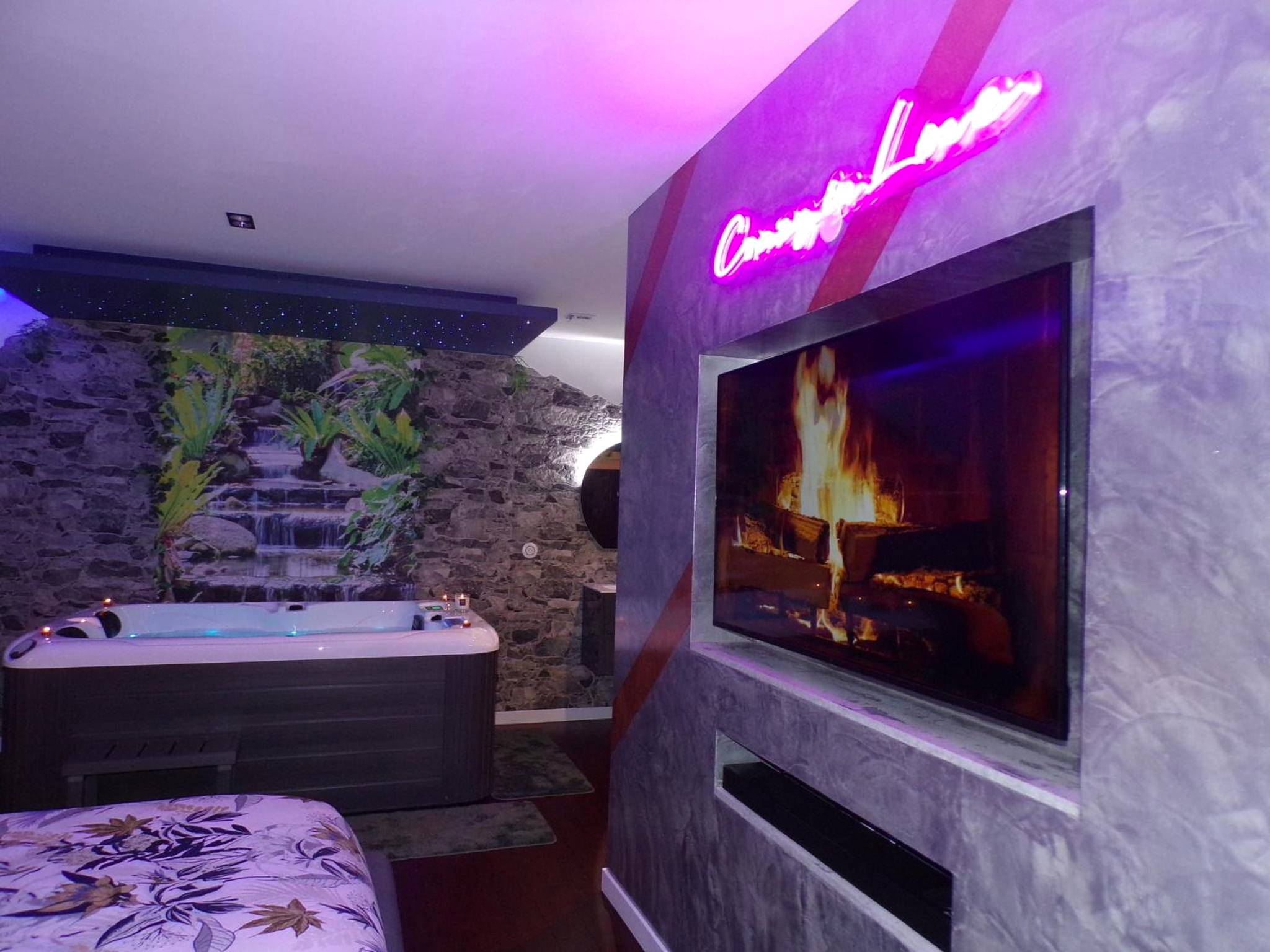 Écran plat avec feu de cheminée et néon rose - Loveroom 54