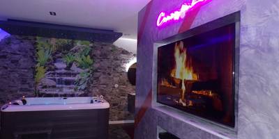 Écran plat avec feu de cheminée et néon rose - Loveroom 54