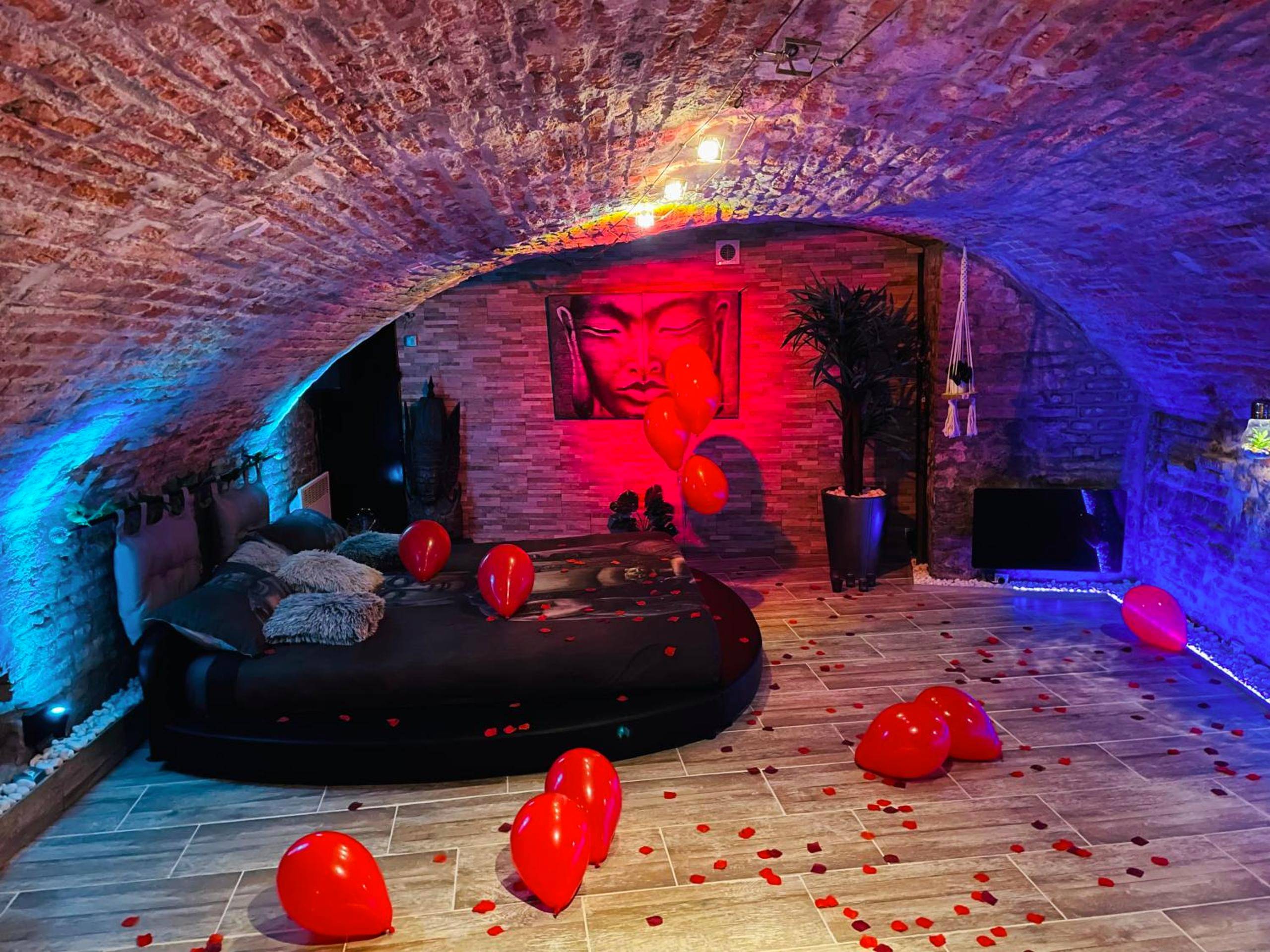Lit rond sous voûte en briques avec ballons - Love Room Valenciennes - loveroom21