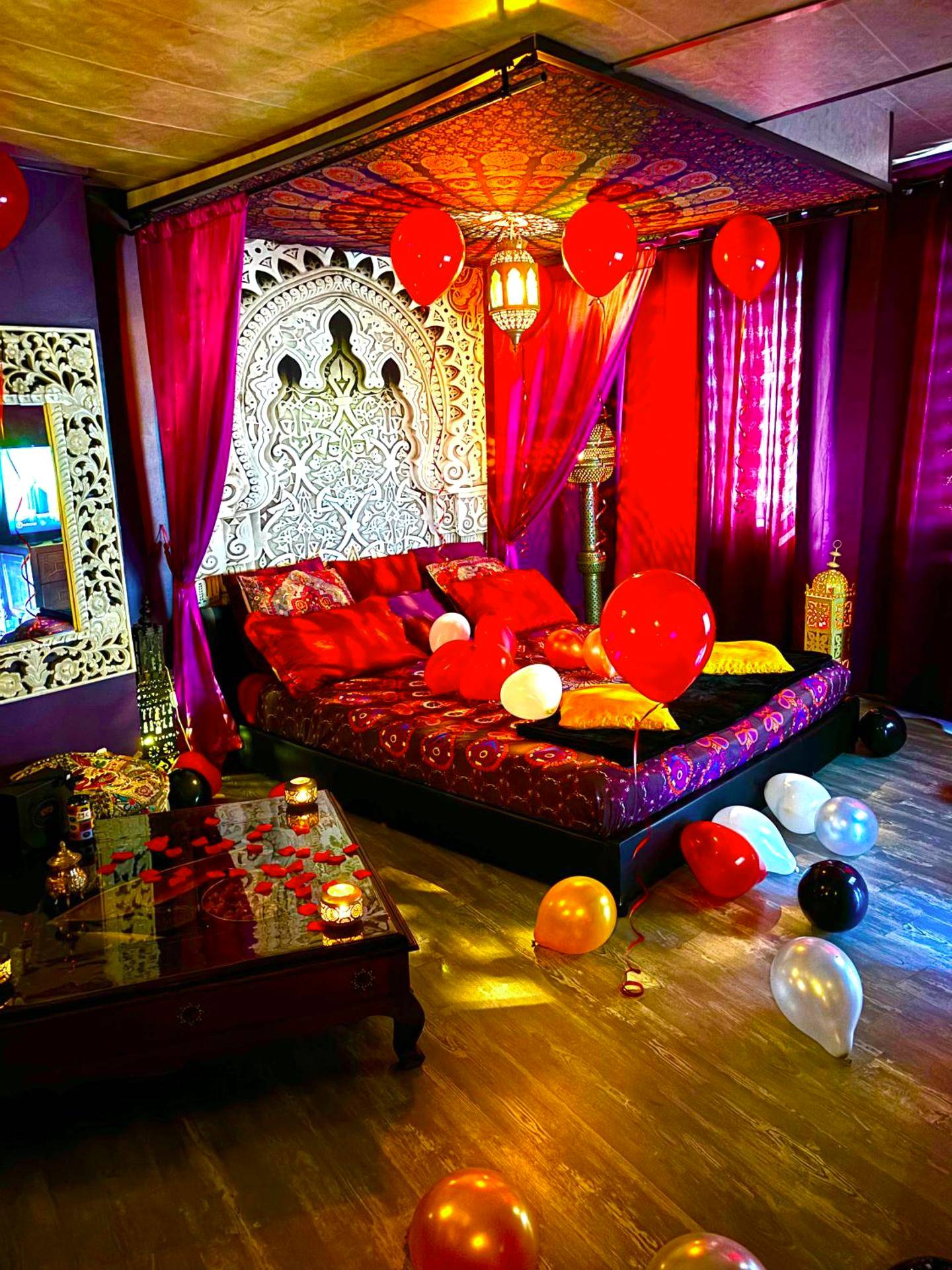 Chambre à baldaquin style oriental et ballons - loveroom21