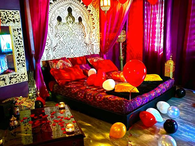 Chambre à baldaquin style oriental et ballons - loveroom21