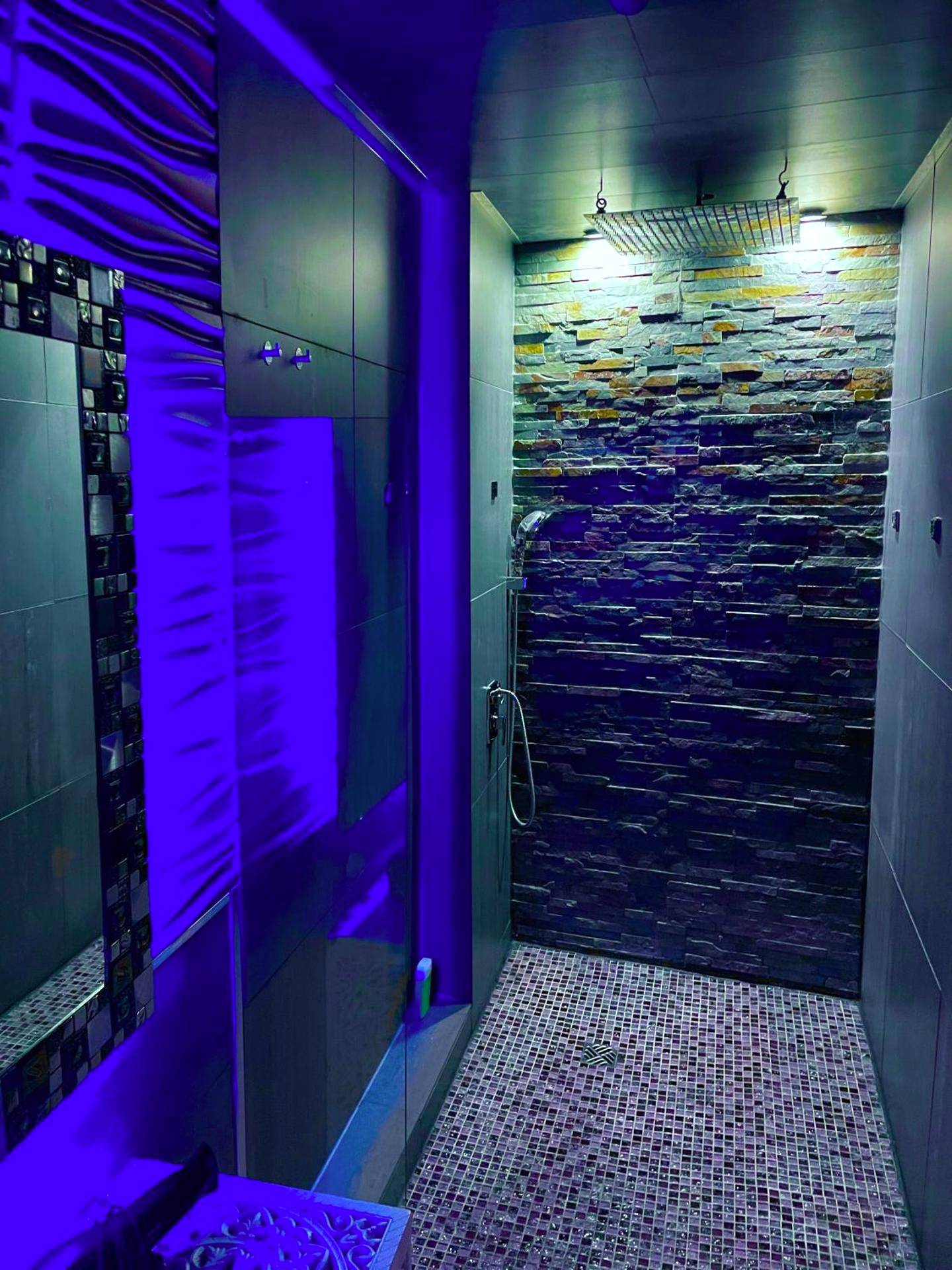 Douche à l'italienne avec mur en pierres - loveroom21