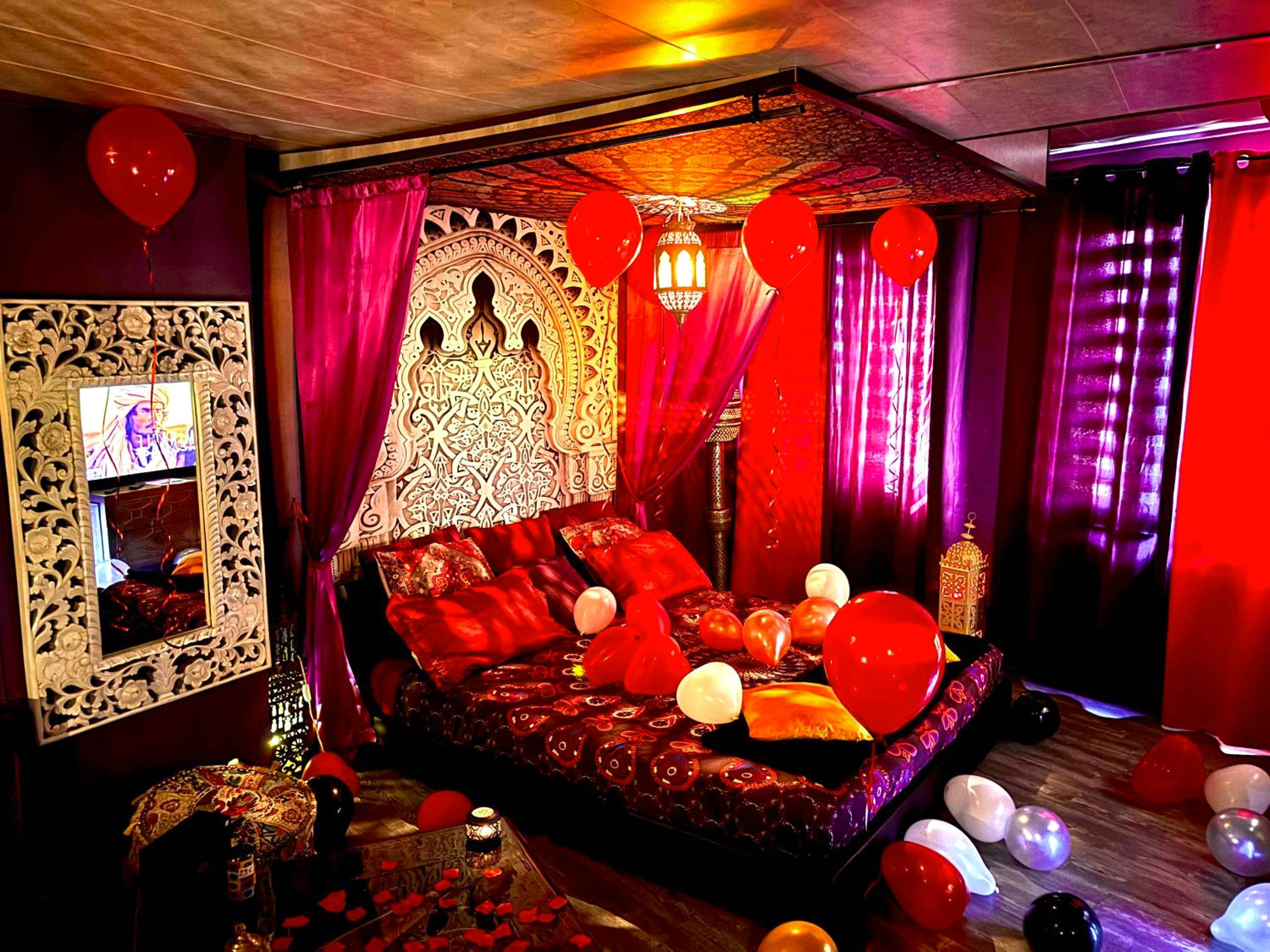 Lit thématique avec voilages et décor sculpté - loveroom21