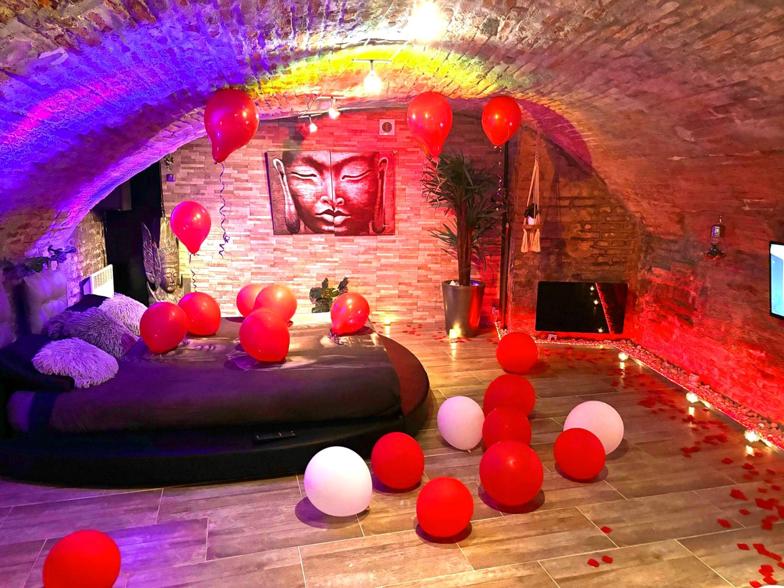 Espace nuit voûté décoré de ballons rouges - loveroom21