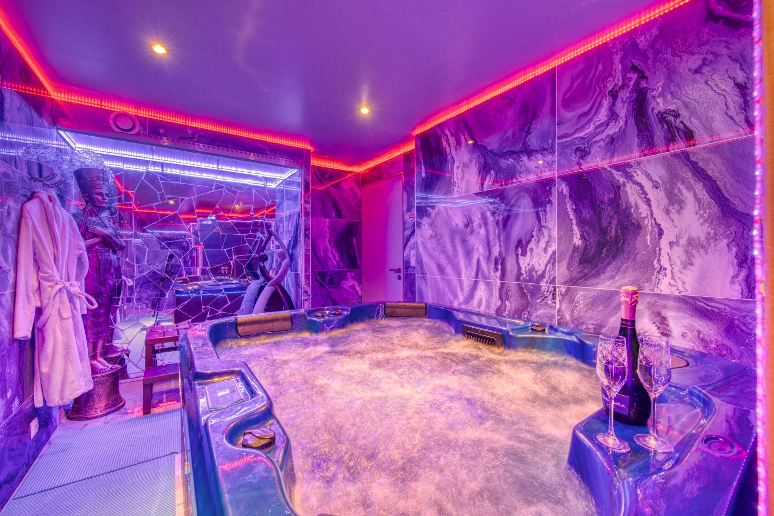 Jacuzzi privatif avec champagne et néons roses - Love Room Grenoble - Love Room Attitude
