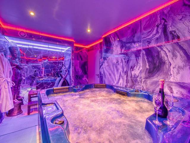 Jacuzzi privatif avec champagne et néons roses - Love Room Grenoble - Love Room Attitude