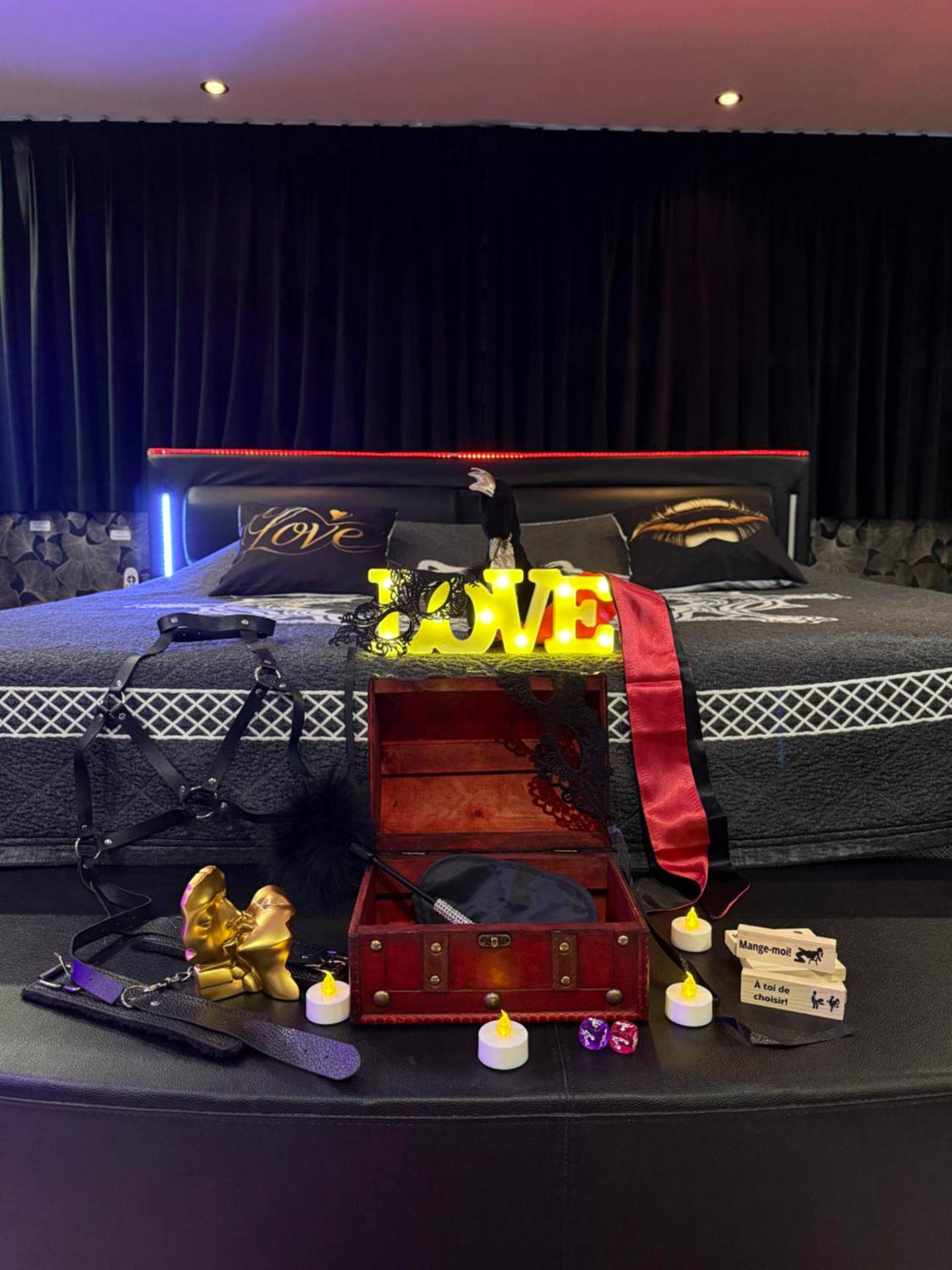 Coffret érotique et accessoires sur lit king size - Love Room Attitude
