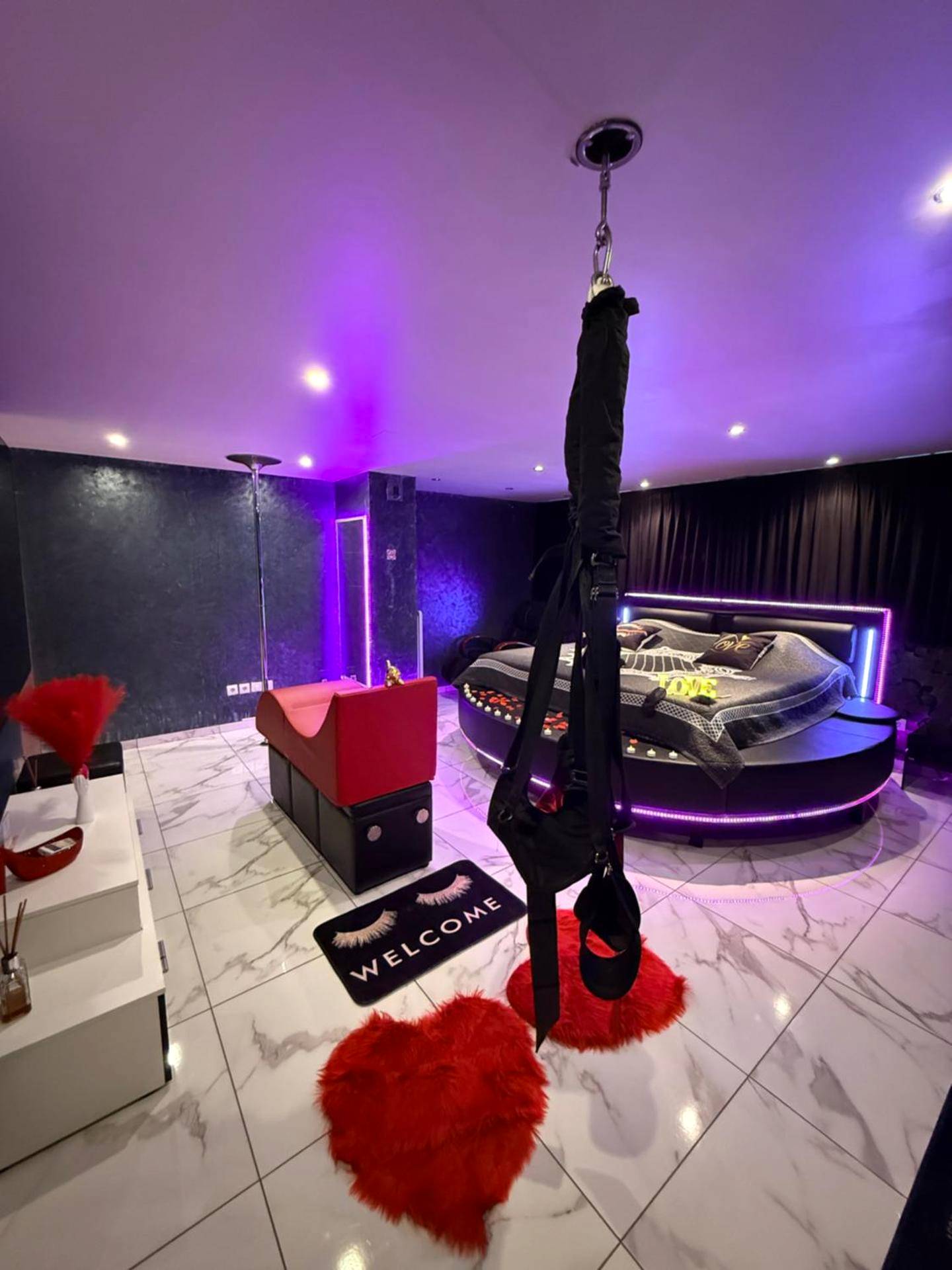 Balança érotique suspendue dans chambre moderne - Love Room Attitude