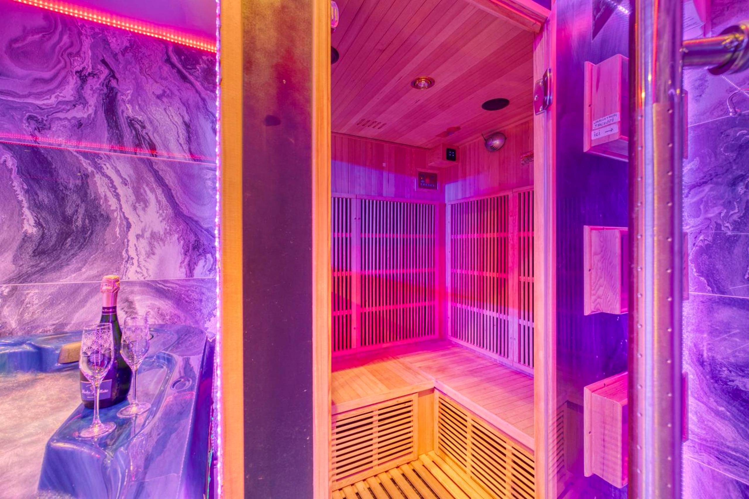 Sauna infrarouge en bois à côté du jacuzzi - Love Room Attitude