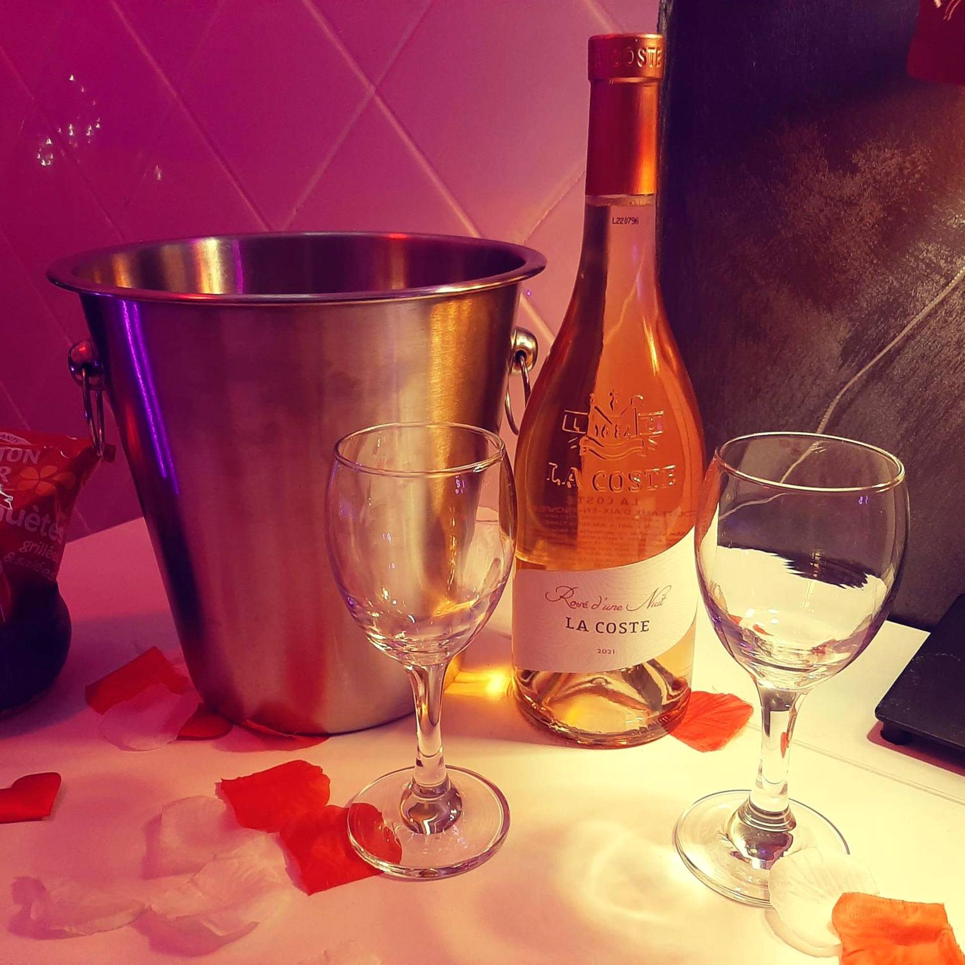 Photo du logement - la loveRomantique chez loveroomtoulon, parking et wifi gratuits