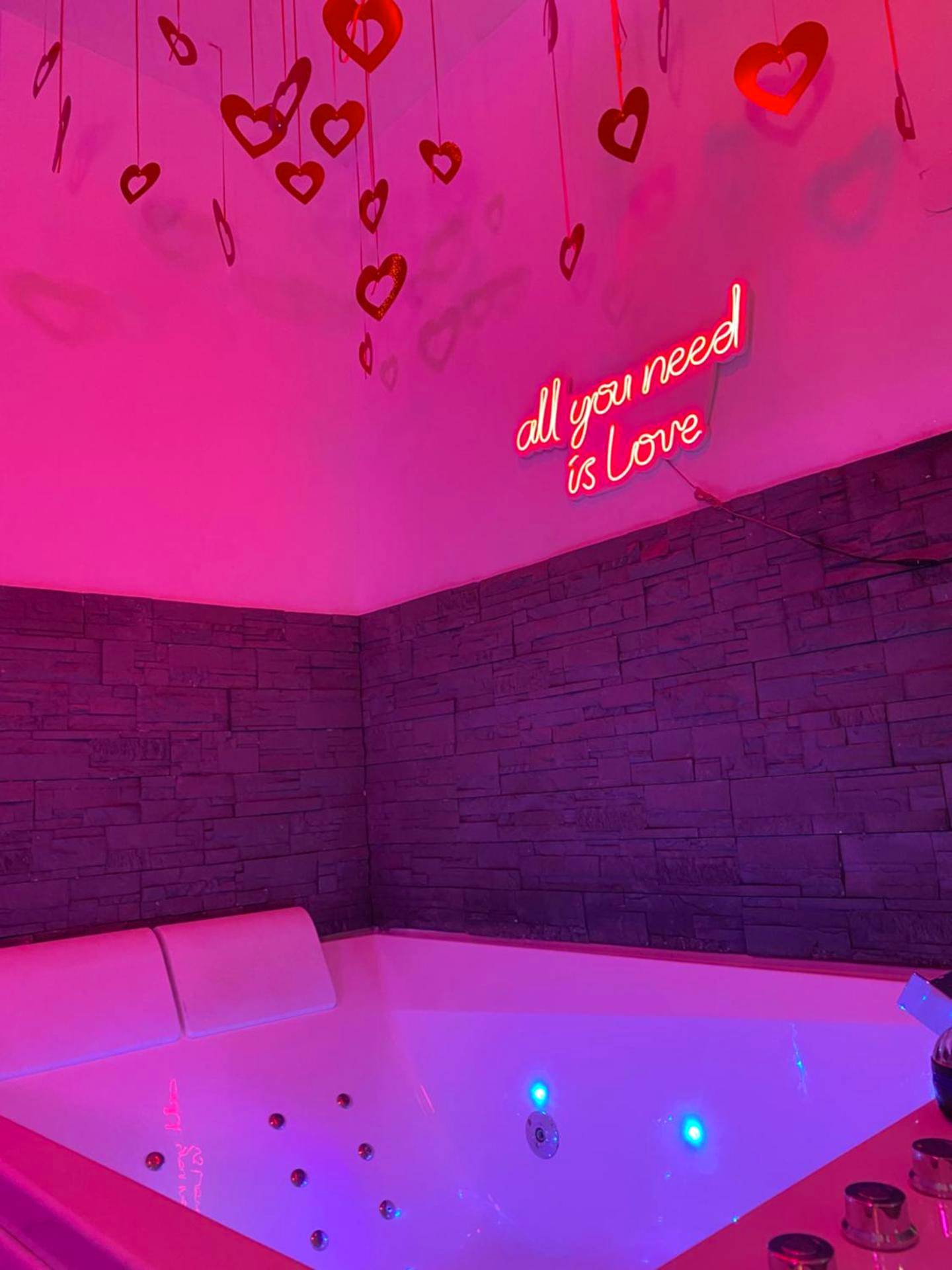 Jacuzzi privatif et décoration murale romantique - la loveRomantique chez loveroomtoulon, parking et wifi gratuits