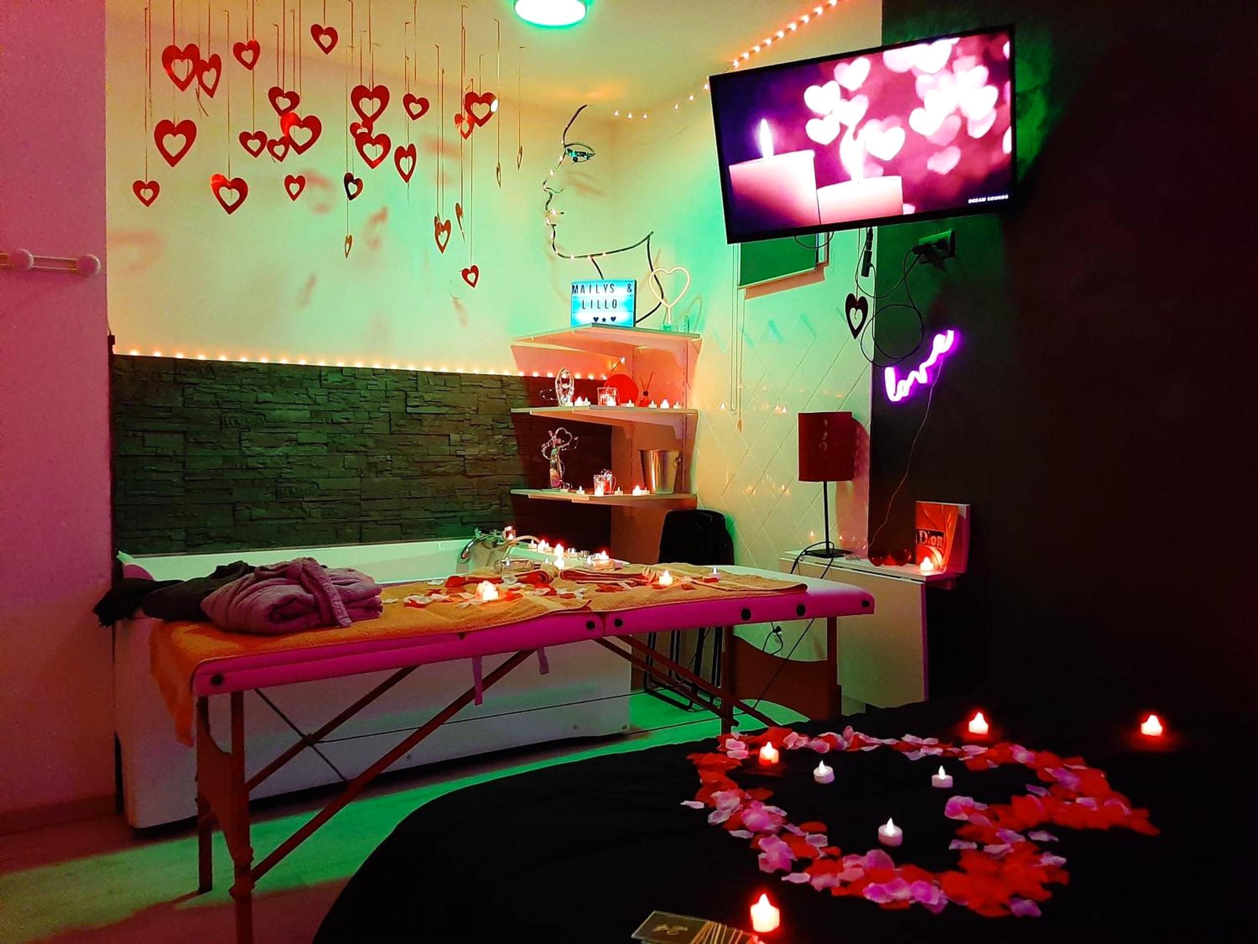 Table de massage et lit décoré de pétales - la loveRomantique chez loveroomtoulon, parking et wifi gratuits