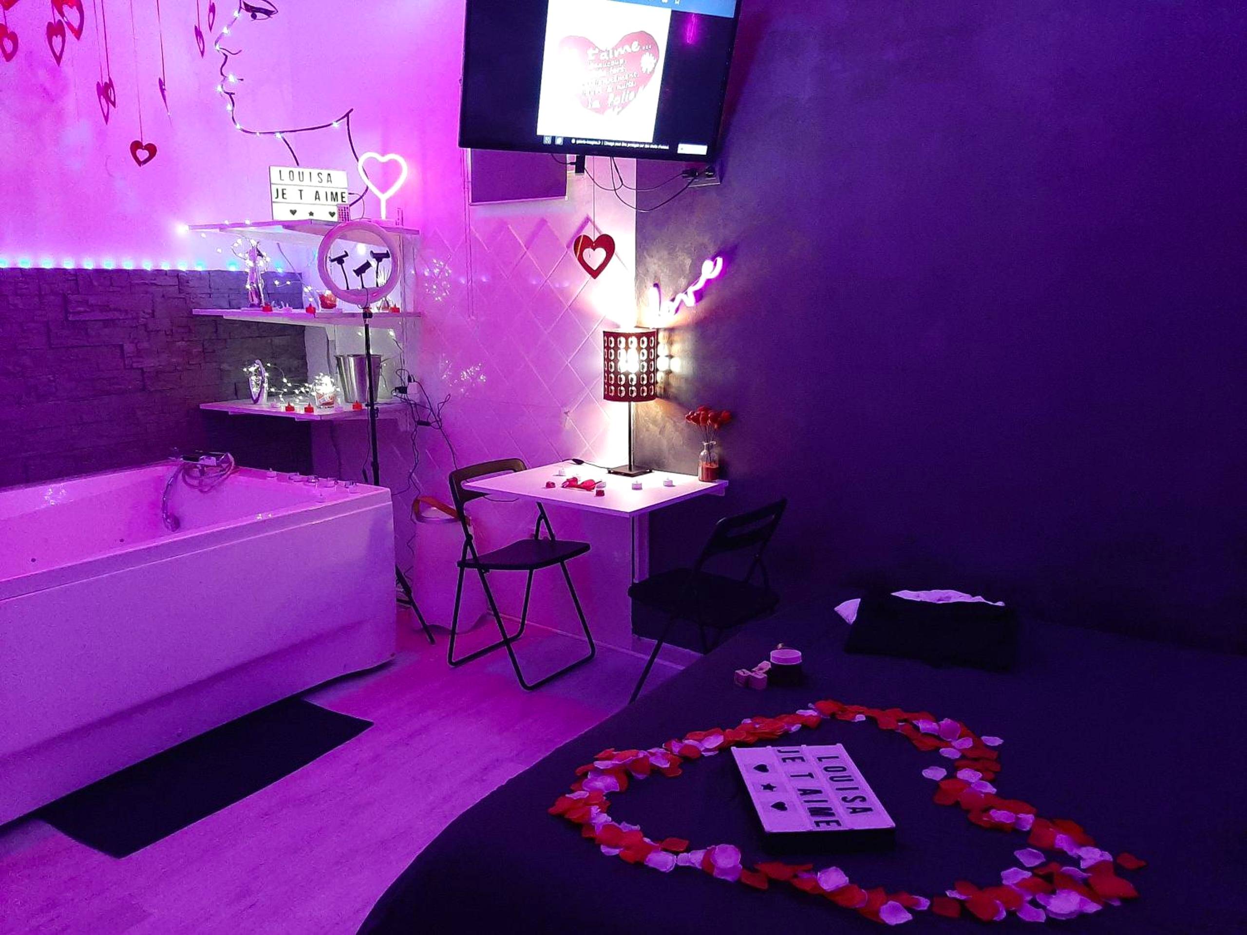 Photo du logement - la loveRomantique chez loveroomtoulon, parking et wifi gratuits