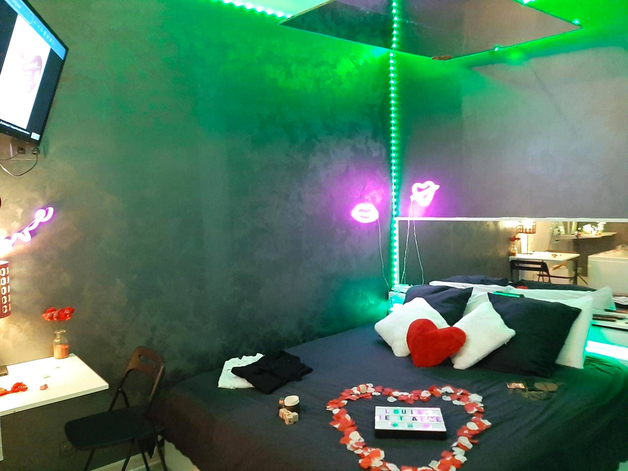 Photo du logement - la loveRomantique chez loveroomtoulon, parking et wifi gratuits