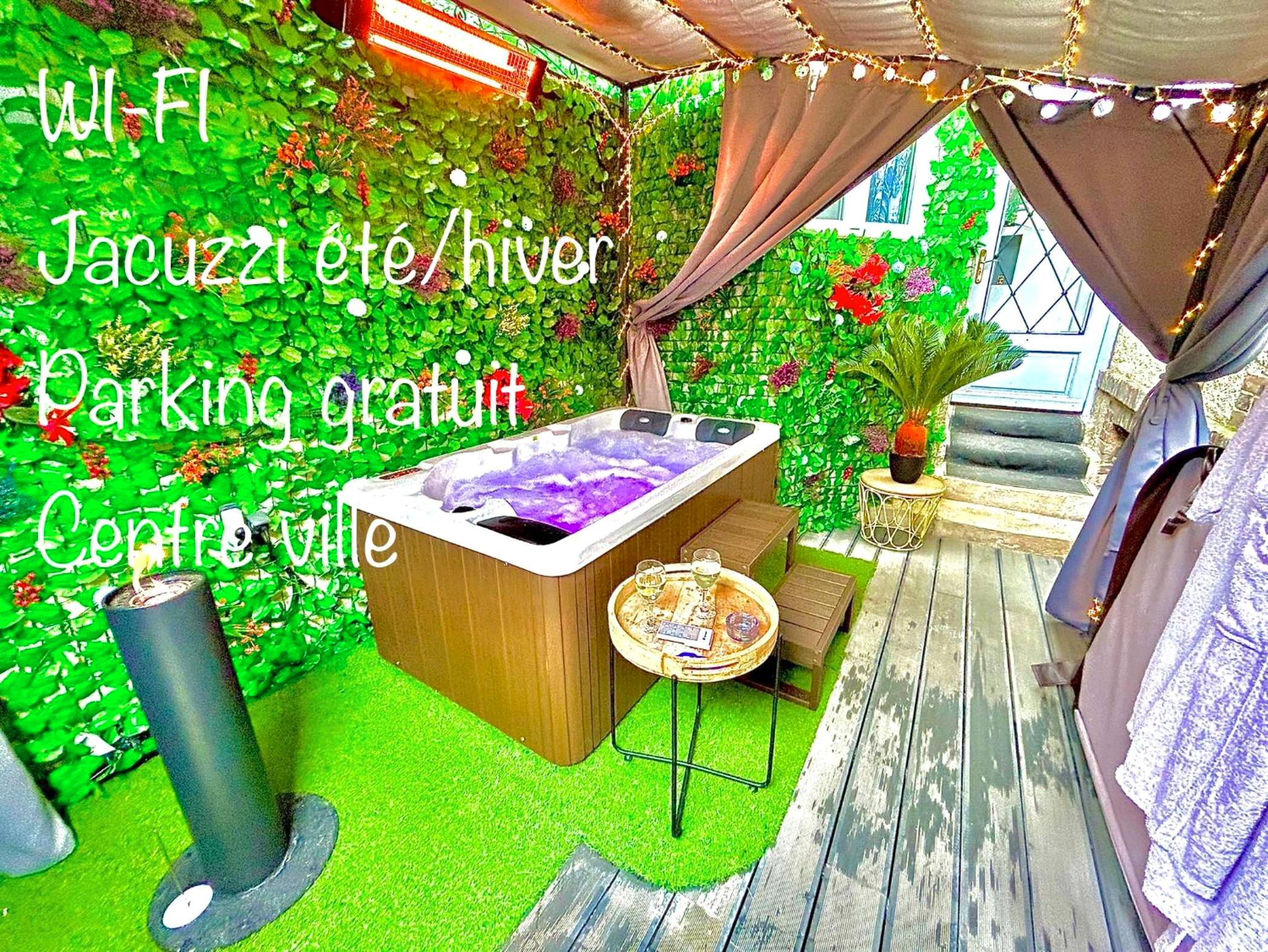 Jacuzzi extérieur sous pergola avec mur végétal - Love Room Pont - sur - Yonne - La lover’s jungle