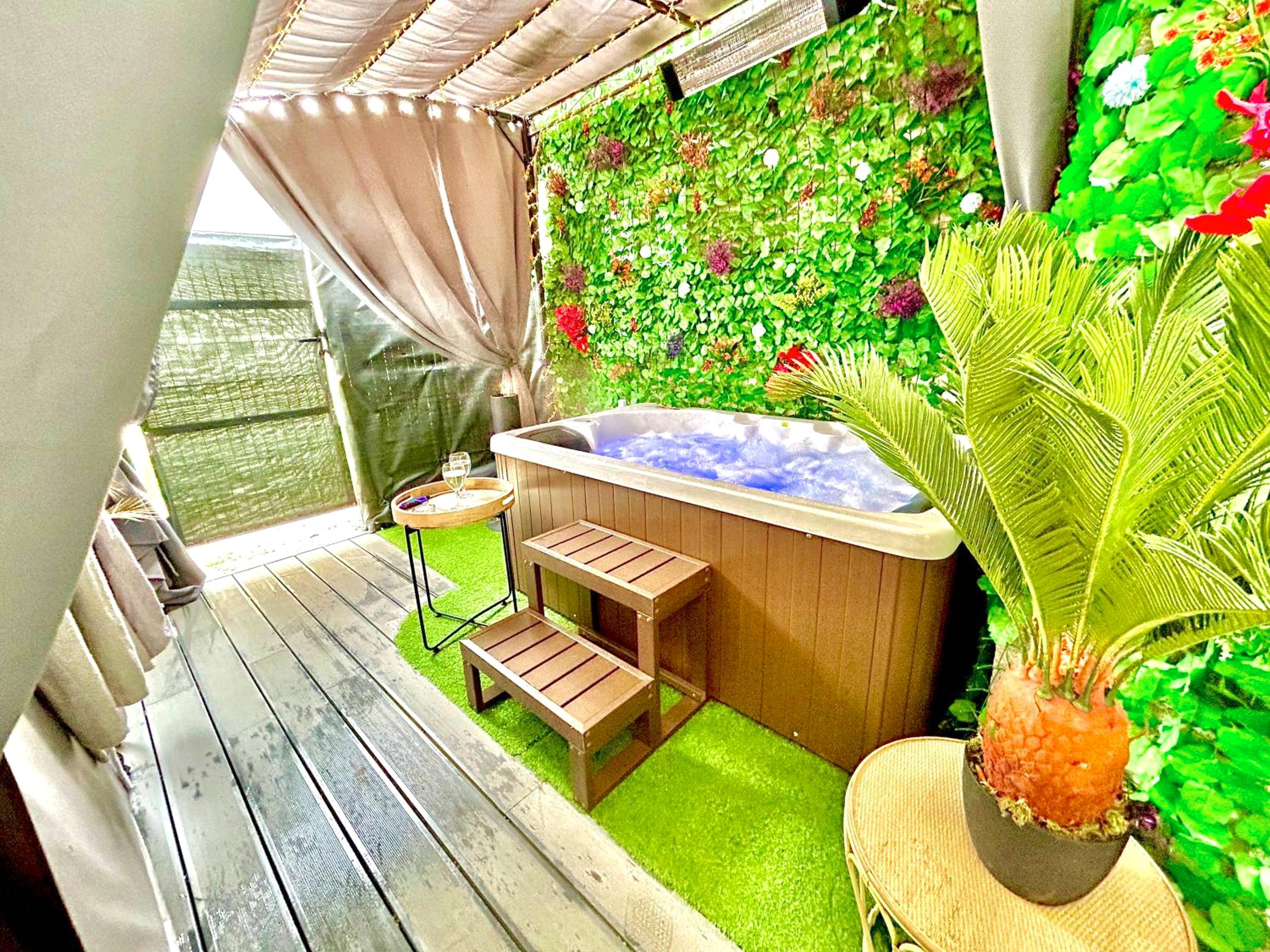 Bain à remous privatif et marches en bois - La lover’s jungle