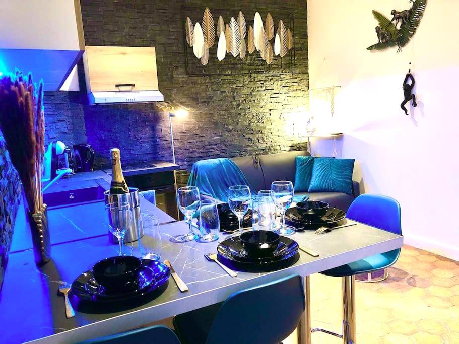 Table dressée et cuisine avec éclairage bleu - La lover’s jungle