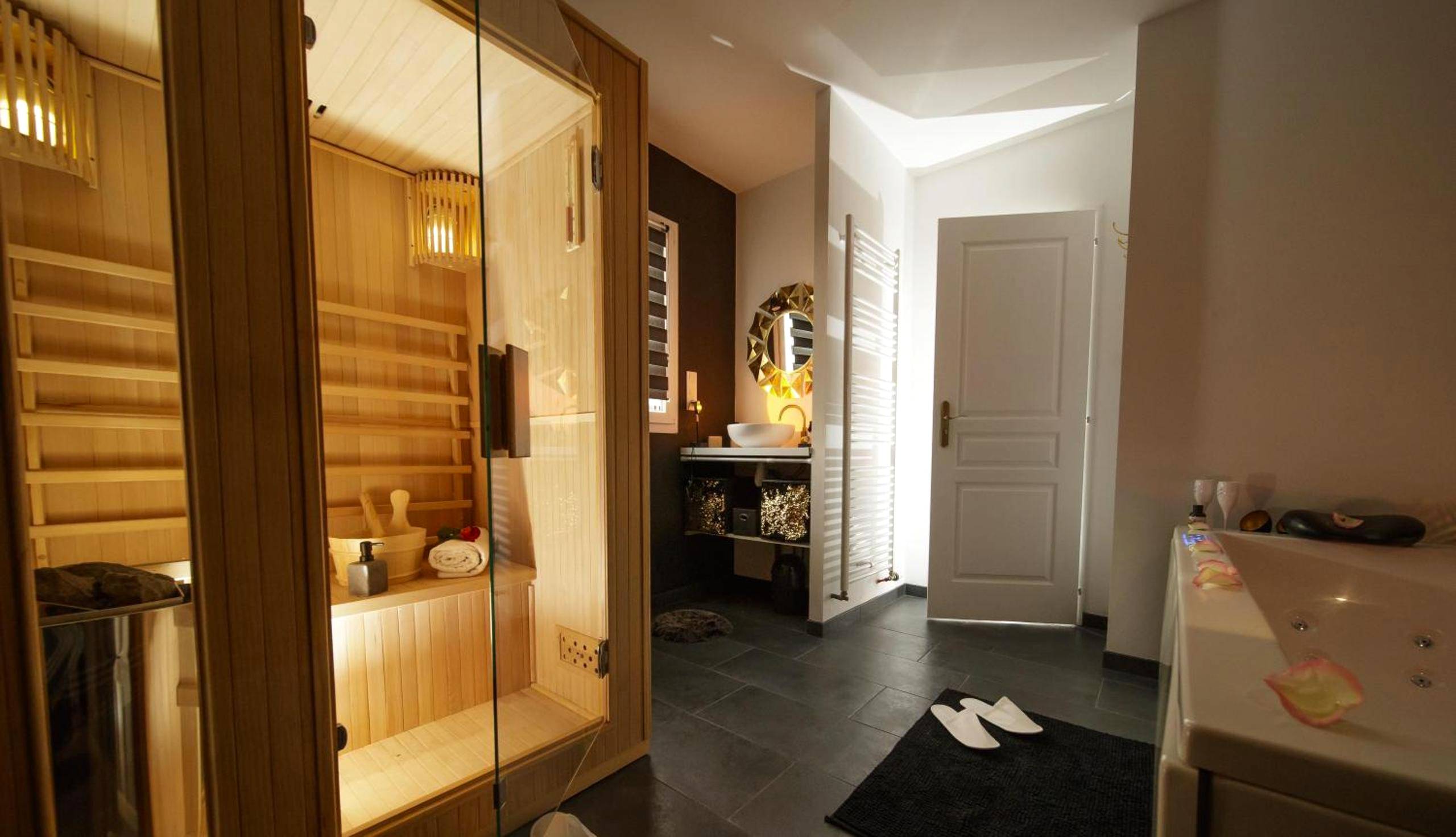 Sauna traditionnel en bois et salle d'eau - Love Room Verton - LOVER'S ROOM OR