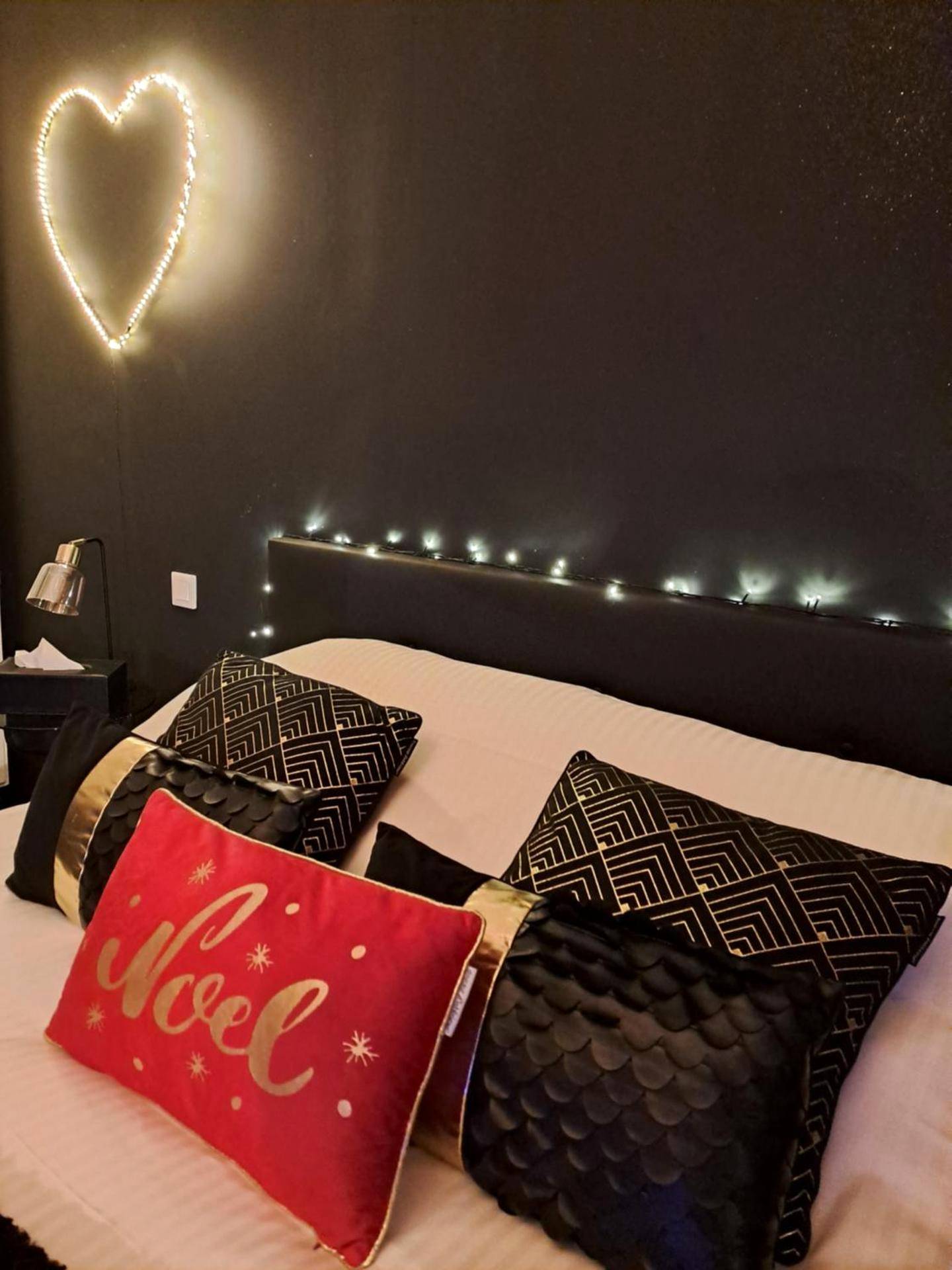 Lit avec coussins décoratifs et cœur lumineux - LOVER'S ROOM OR