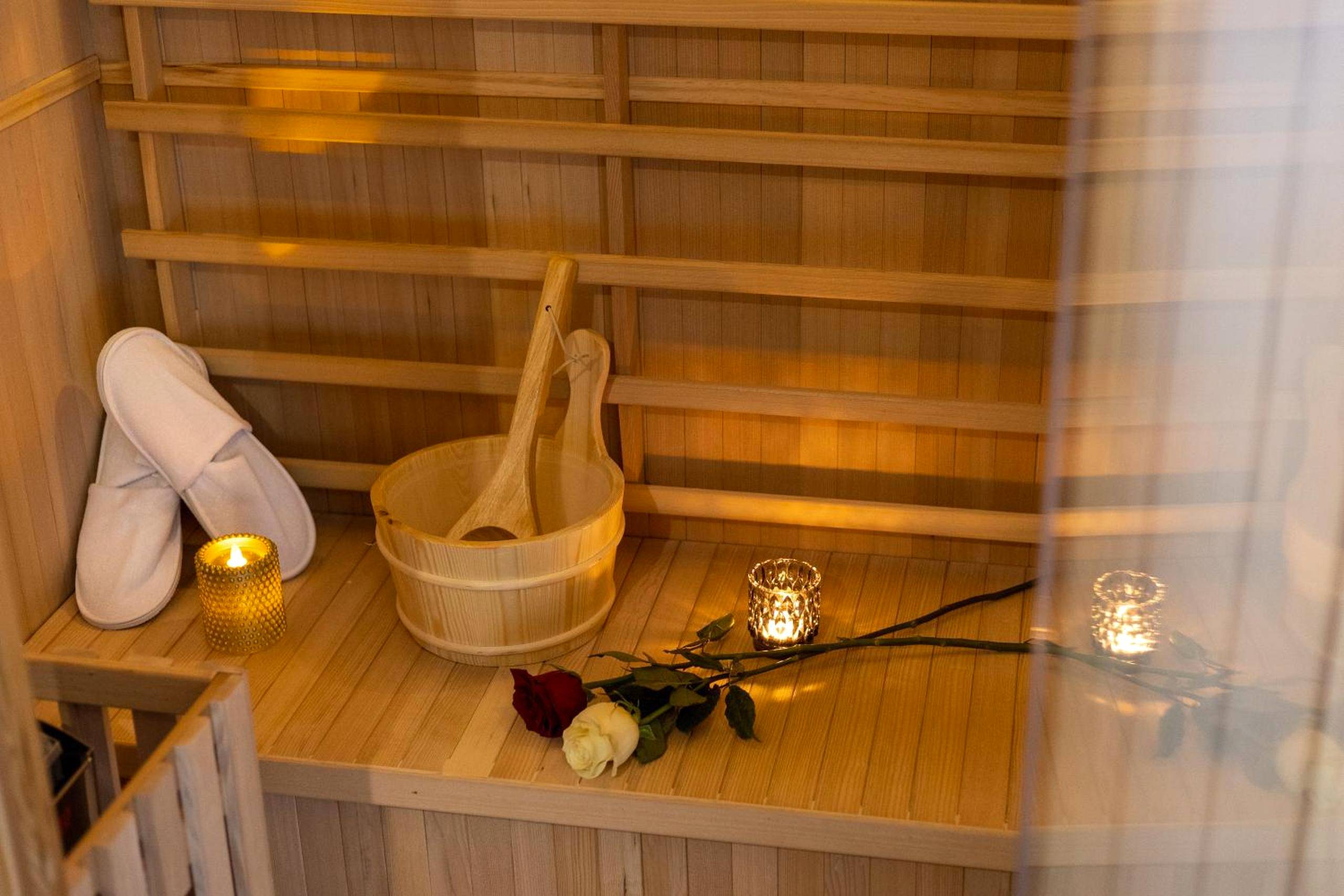 Accessoires de sauna avec roses et bougies - LOVER'S ROOM OR