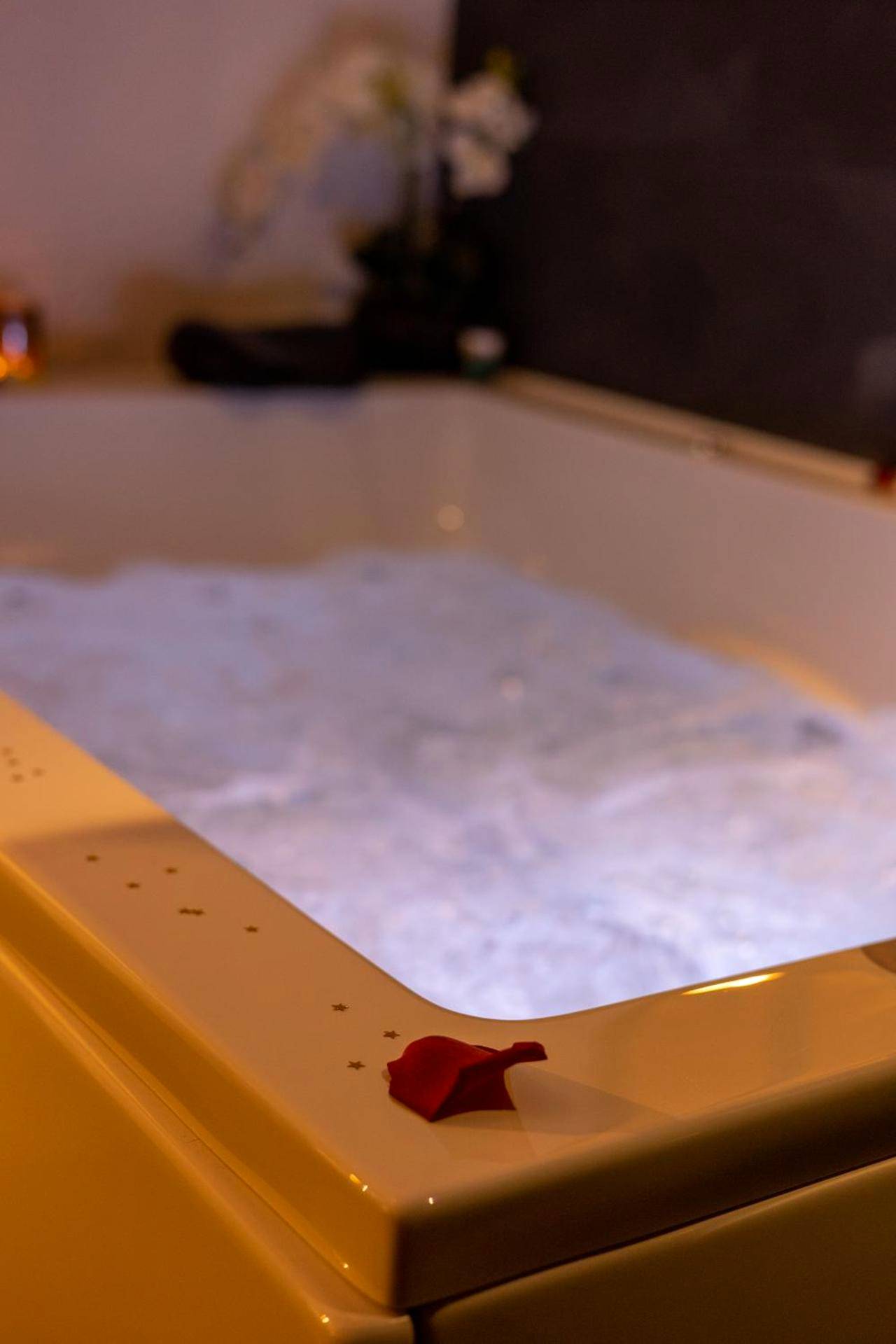 Zoom sur rebord de jacuzzi avec pétale de rose - LOVER'S ROOM OR