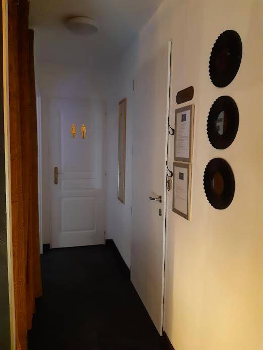 Couloir d'entrée avec miroirs ronds - Élégante baie - LOVER'S ROOM OR