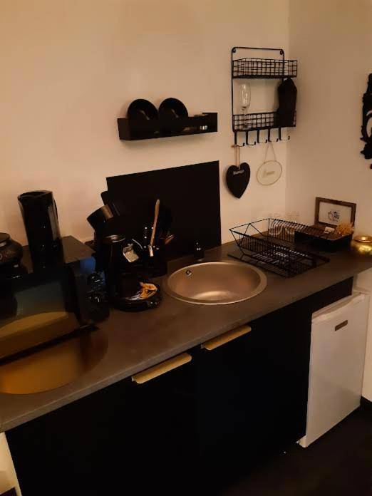 Kitchenette équipée avec évier circulaire - LOVER'S ROOM OR