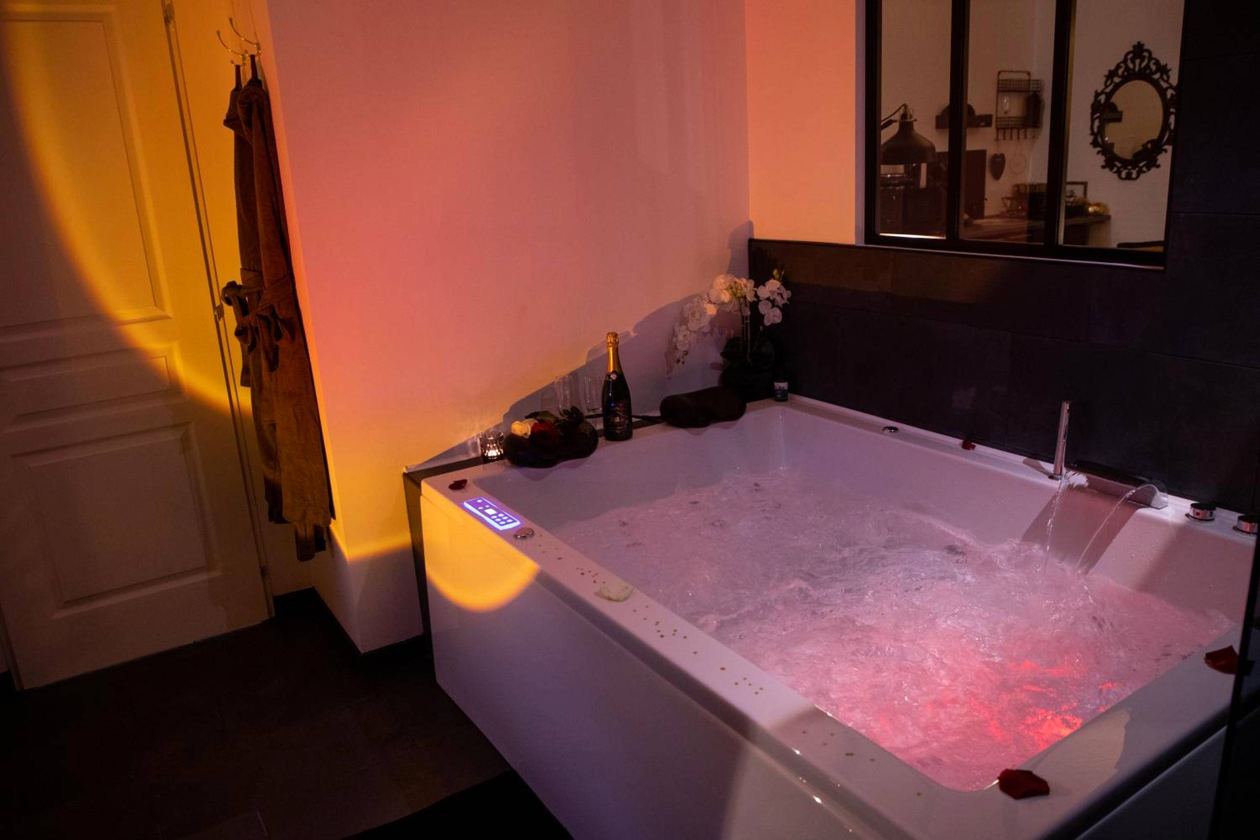 Baignoire balnéo avec jets et champagne - LOVER'S ROOM OR