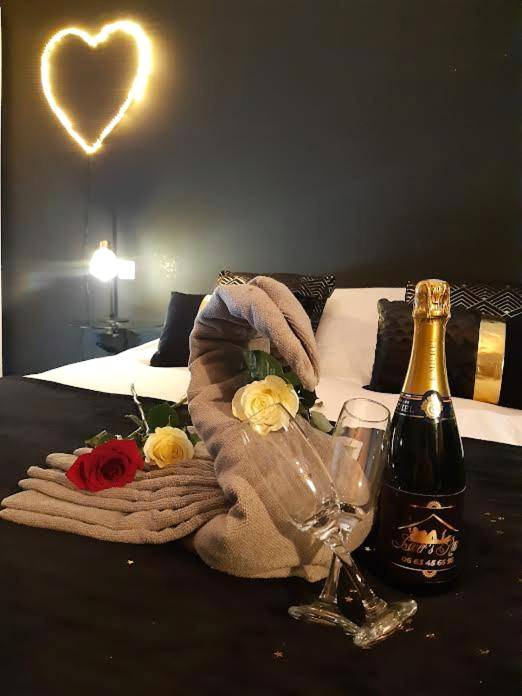 Bouteille de champagne et cygne en serviette - LOVER'S ROOM OR